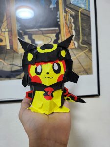 オリジナルで色違いレックウザのポンチョピカチュウ折りました。